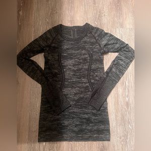 Black lululemon long sleeve size 4 (fits 2 or 4!!)